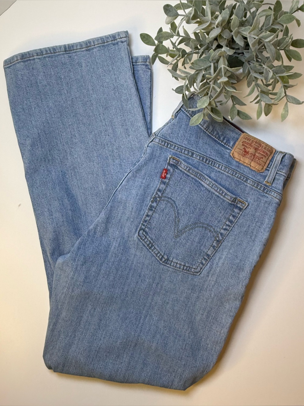 Levi's Women's 550 Y2K Relaxed Boot Cut Light Blue Wash High-Rise Jeans Size 18